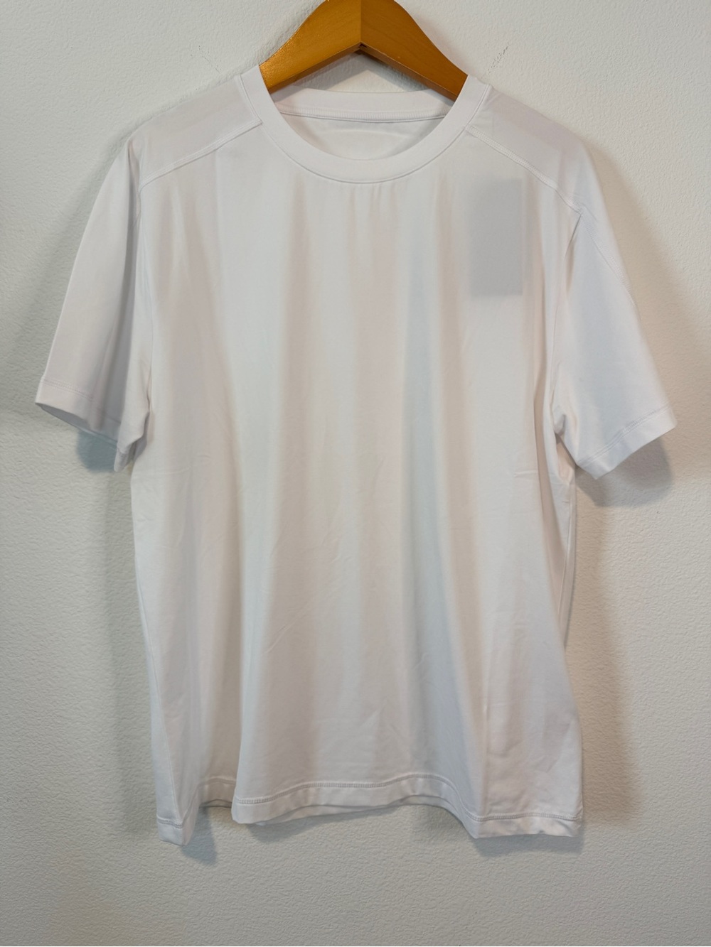 Fabletics Training Day Tee White Seamless Performance Active Shirt Men’s M NWT - Picture 4 of 6